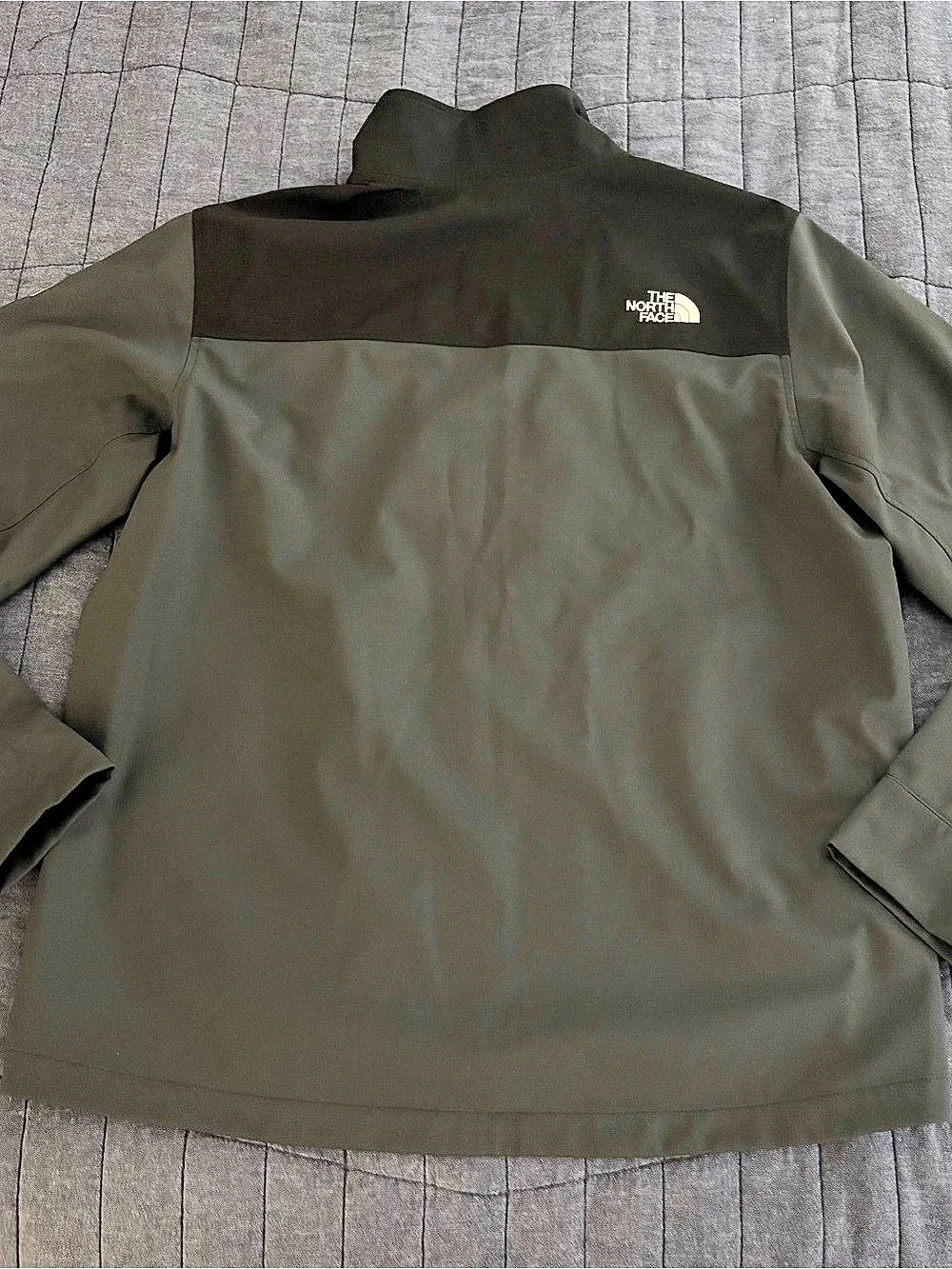 The North Face Castle Rock Men's Color Block Black & Grey Soft Shell Jacket; L